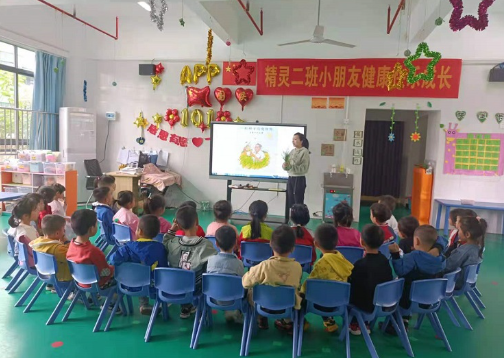 这些孩子们都举着一个空碗，是在做什么呢？