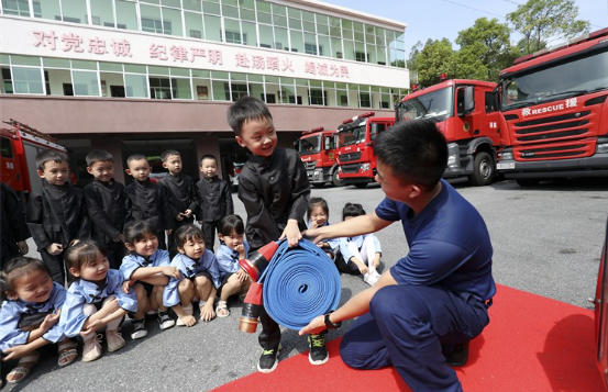 资兴：萌娃学消防 快乐迎“六一”
