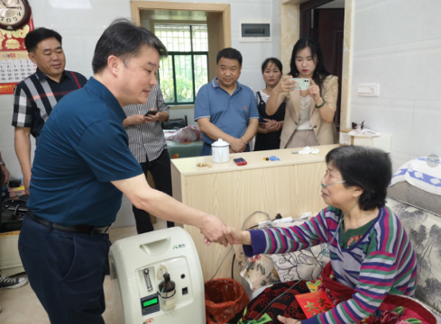 资兴市自来水公司捐助特困群众