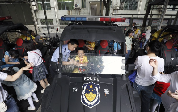 资兴“萌娃”进警营参观体验