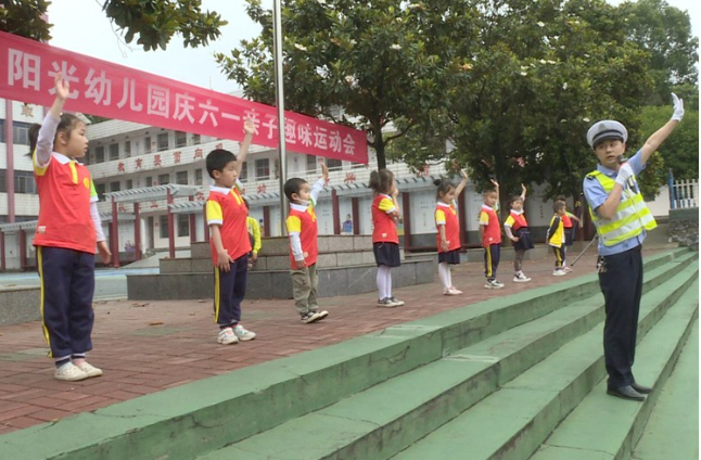 资兴交警为幼儿播撒交通安全“种子”