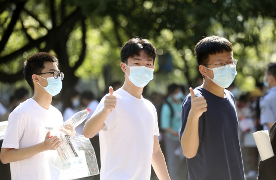 6月7日，2021年全国高考拉开帷幕，资兴1302名考生走进市立中学考场