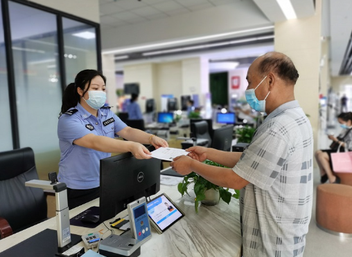 考生家长的5分钟“高考办证之旅”