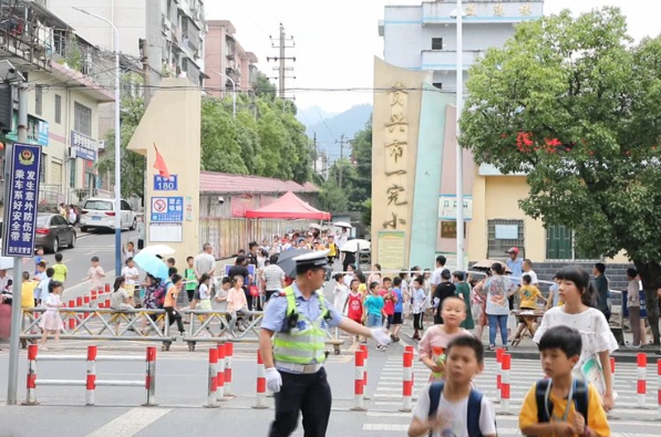资兴多警力助力“护学岗”
