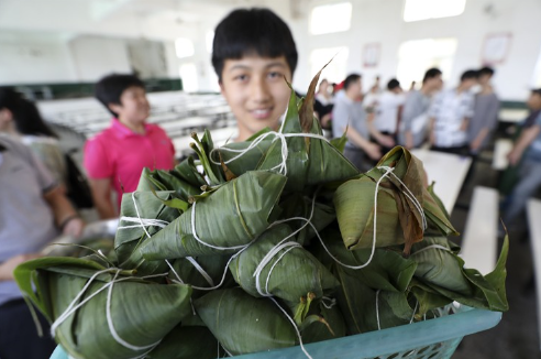 兴宁中学100余名师生比拼包粽子迎端午