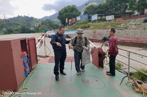 资兴辅警这个举动好暖心