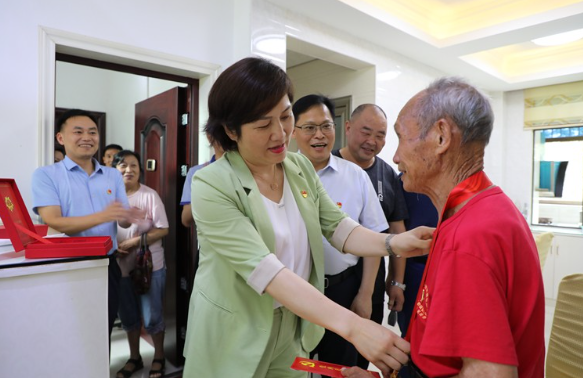 黄峥嵘走访慰问老党员和烈士家属