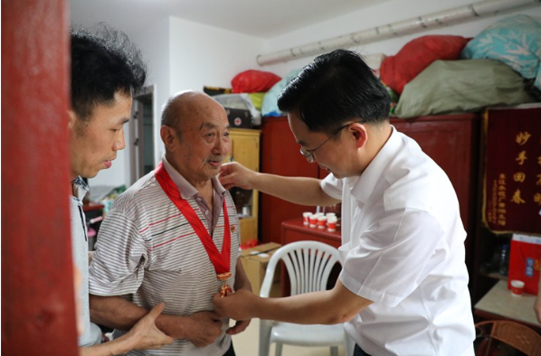 杨理诚走访慰问部分老党员和烈士家属