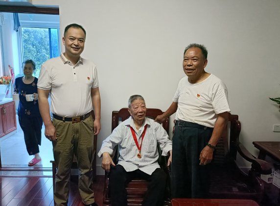 资兴农经站3名老党员获“光荣在党50年”纪念章