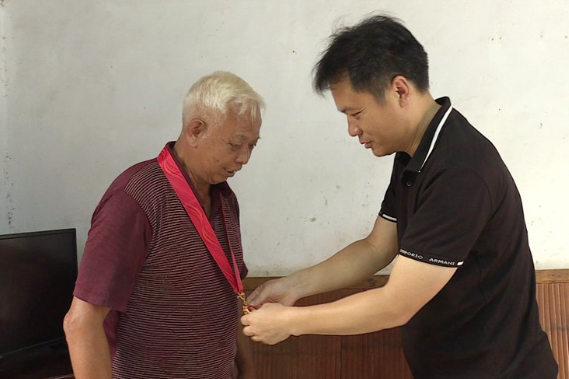 市领导走访慰问老党员