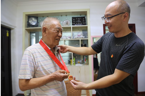 唐洞街道民生北路社区为53名老党员颁发“光荣在党50年”纪念章
