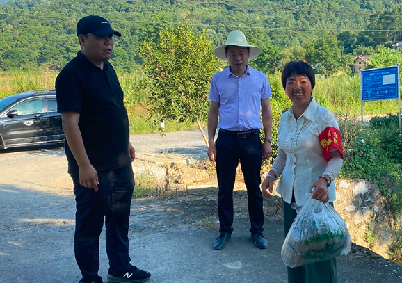 东江街道为值守人员送清凉