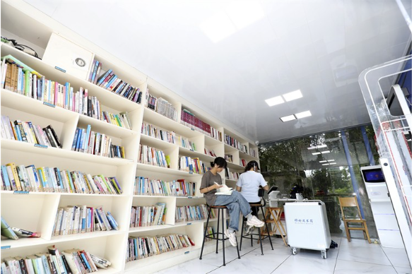 在24小时自助图书馆里品书香