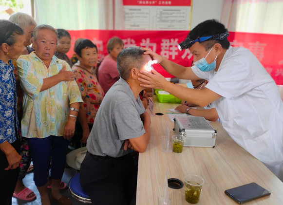 资兴市中医医院开展老年人健康义诊