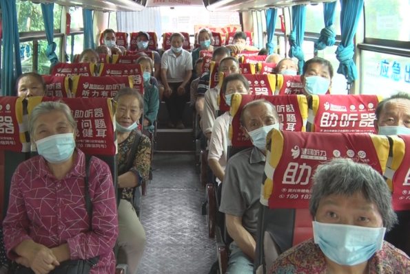 东江街道派专车免费接送60岁以上老人接种新冠疫苗