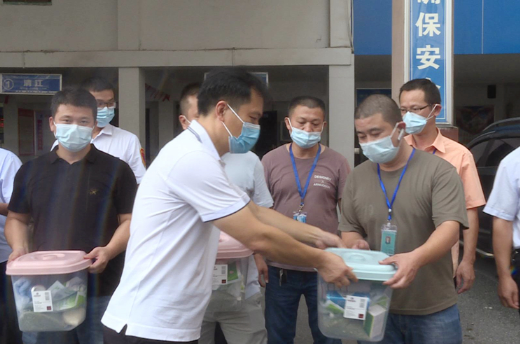 资兴市领导为一线劳动者“送清凉”