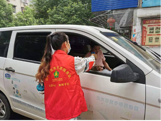 资兴志愿者守护防疫“安全门”