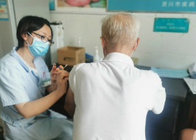 资兴贴心服务离退休老干部接种新冠疫苗