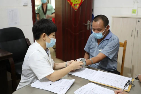 资兴为行动不便人员上门接种新冠疫苗