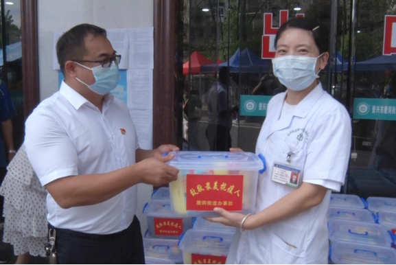 资兴唐洞街道为一线医护人员送“清凉”