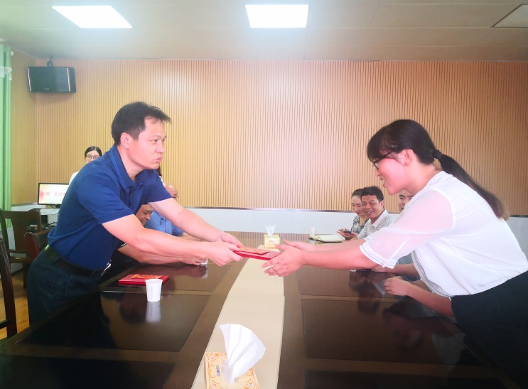龙柏武走访慰问市特殊教育学校优秀教师