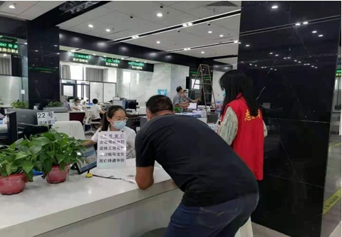 【抗击疫情 文明实践在行动】退休老人年审认证难，网格志愿服务暖心田