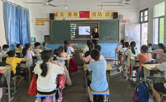 资兴市汤溪镇汤市完小开展“学习未保法 护航花季行”主题班会