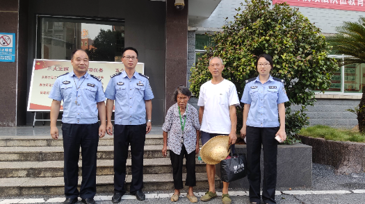 资兴交警帮助走失老人安全回家