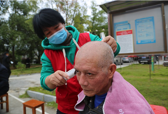 资兴志愿者与敬老院里的老人喜迎重阳节