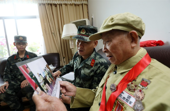 武警资兴中队官兵看望慰问抗美援朝老兵