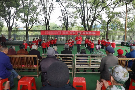 资兴市幼儿园开展敬老爱老活动