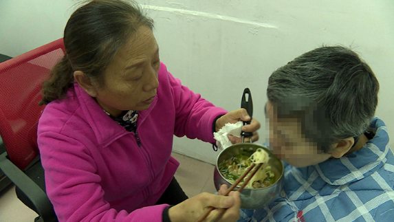 欧玉英：一诺千金 十四年如一日照顾患病同事