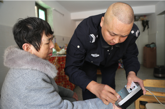 资兴市三都镇派出所上门补采指纹