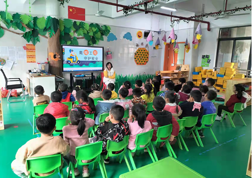 资兴市鲤鱼江幼儿园开展“小手拉大手 戴好安全帽”活动