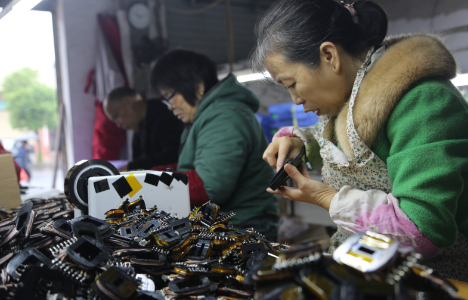 资兴"社区微工厂”圆留守妇女“就业梦”