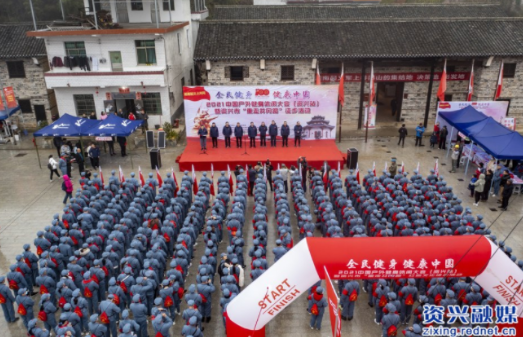 资兴500余名党员群众“重走井冈路”