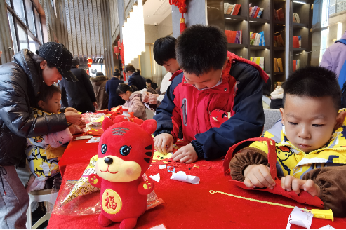 2022年第一天，资兴小朋友制作虎年吉祥物迎新年