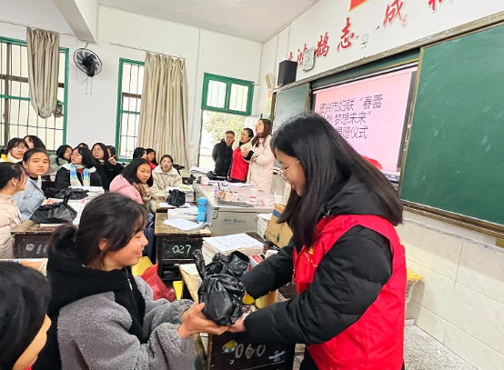 资兴黄草镇开展“春蕾计划 梦想未来”关爱女生活动