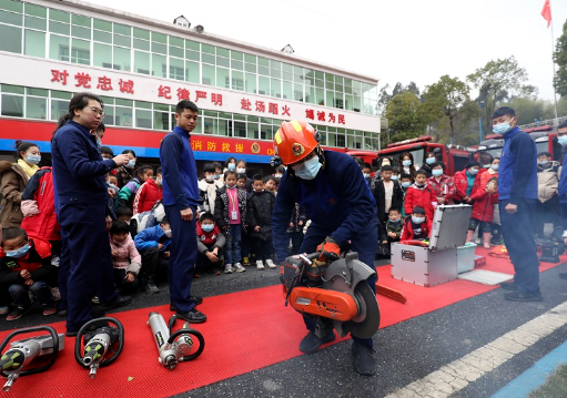 资兴市一完小40余名学生走进消防营