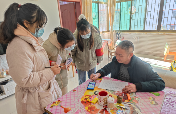 资兴大学生志愿者助力“幸福来敲门 安全进万家”活动