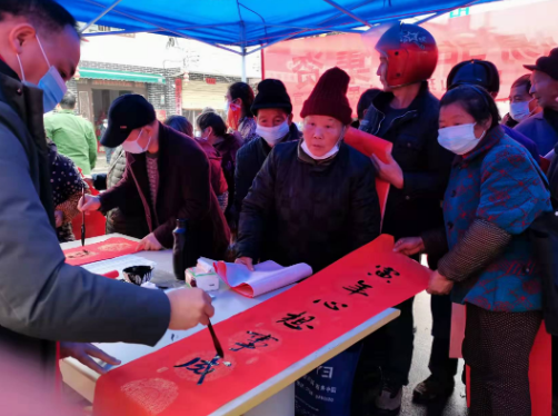 资兴市回龙山瑶族乡持续开展“送春联、迎新春”活动