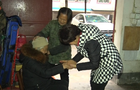 资兴：八旬老人突然晕倒 热心邻居及时救助