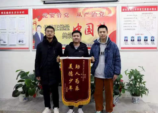 资兴市3名初中生勇救摔倒昏迷路人