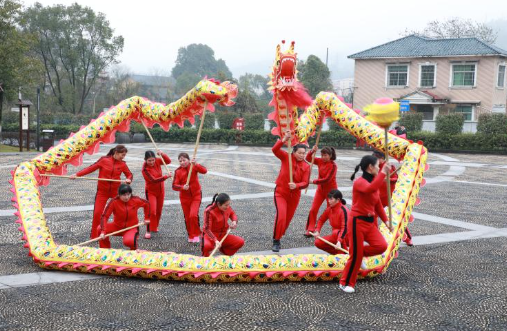 东江湖景区“龙狮”“腰鼓”闹新春