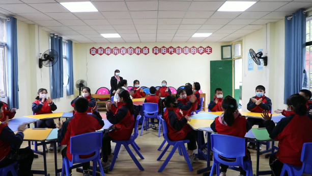 市一完小师生齐学“手势舞”防疫
