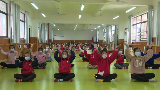 市二完小师生以《清明》手势舞寄哀思