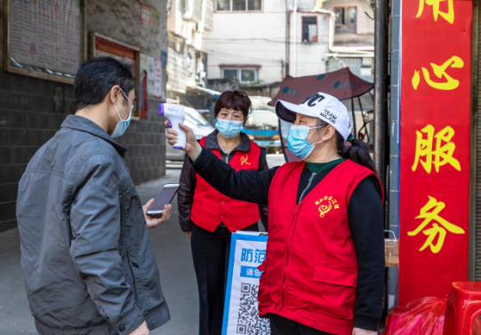 资兴“红马甲”持续坚守防疫一线