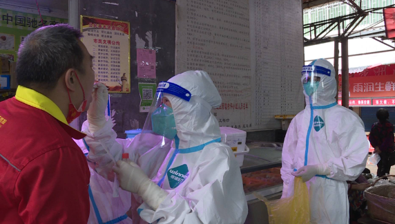 母子齐上阵 并肩防疫情