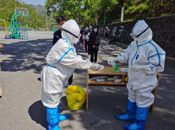 市第一人民医院党员志愿者到黄草开展区域全员核酸检测