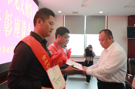 吕功平等4名“见义勇为先进个人”受到表彰奖励
